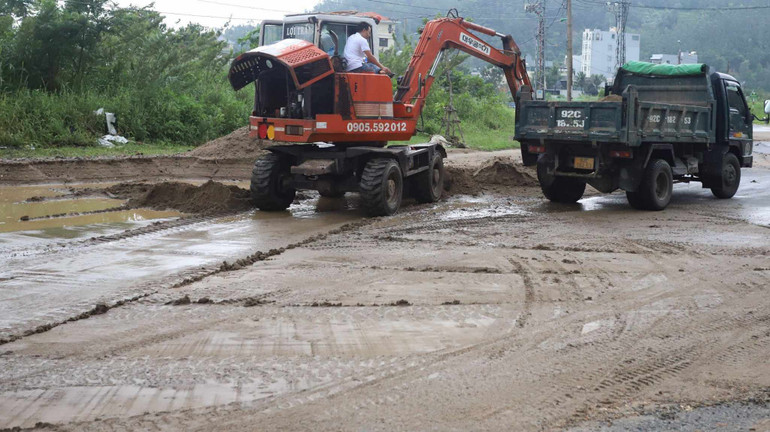 Lượng lớn đất đá, bùn non được dọn ngay sau lũ rút.