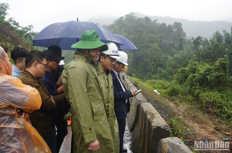 Ông Khuất Việt Hùng và đoàn công tác kiểm tra hiện trường nơi xe khách rơi xuống vực.