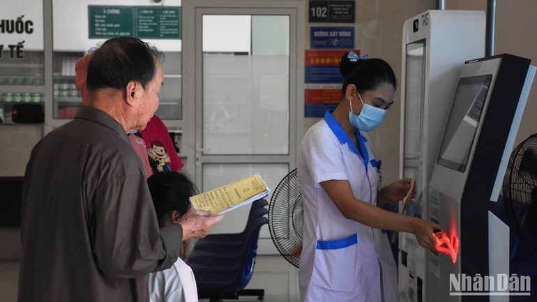 Ứng dụng công nghệ thông tin trong tiếp nhận, khám chữa bệnh tại Trung tâm Y tế quận Sơn Trà, thành phố Đà Nẵng. (Ảnh: ANH ĐÀO)