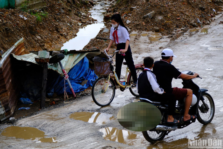 "Khổ nhất là tụi nhỏ đi học về. Vừa rồi có cháu bị ngã, may được ứng cứu kịp thời", ông Lê Công, người sống tại đoạn đường này nói và cho biết, thành phố môi trường mà dân khu vực này cực quá, nắng thì bụi mù mà mưa lũ thì ngập sâu, lầy lội, quá khổ.