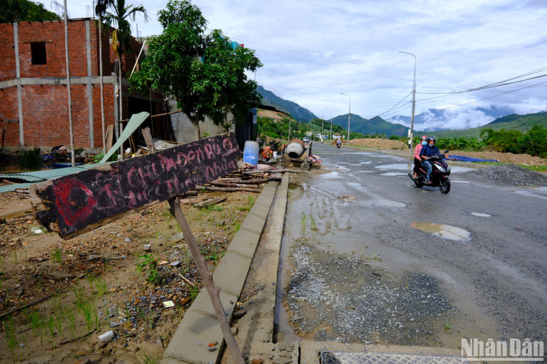 Người dân tự "cắm mốc" thông báo về lý không cho đơn vị thi công thảm nhựa đoạn đường này vì chưa nhận tiền đền bù, giải tỏa.