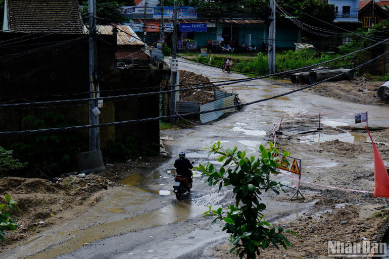 Đặc biệt đoạn Km1+00-Km1+300 (L=380m) là vị trí giáp ranh thuộc hai xã Hòa Sơn và Hòa Liên hiện chưa thể thi công vì các hộ dân cản trở thi công, đã ký biên bản bàn giao mặt bằng nhưng chưa nhận tiền bàn giao mặt bằng thực tế. Đây là đoạn đường có mật độ lưu thông nhiều, gần trạm y tế xã, trường học, do vậy, người và phương tiện qua đoạn này gặp nhiều khó khăn, với hàng chục ổ trâu, ổ voi nham nhở, ngập bùn.