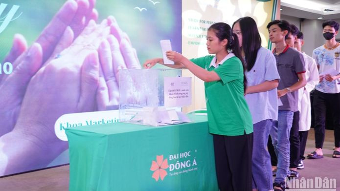 Tại chương trình này, thầy cô giáo và sinh viên toàn trường đã phát động quyên góp, ủng hộ chia sẻ cùng đồng bào miền bắc khắc phục hậu quả bão số 3 (Yagi) với số tiền 500 triệu đồng. (Ảnh: ANH ĐÀO)