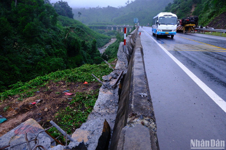 Nhiều tài xế lưu thông qua cao tốc nhận định tuyến đường tồn tại một số bất cập như nhiều đoạn dốc, khúc cua gấp khiến tầm nhìn bị hạn chế. Tốc độ quy định liên tục thay đổi khiến tài xế dễ mất tập trung.