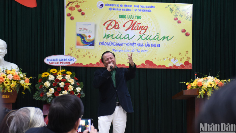 Nhạc sĩ Đình Thậm trình bày ca khúc Đêm xa làng, phổ thơ của nhà thơ Nguyễn Ngọc Hạnh, tác phẩm đạt Giải Nhì của Hội nhạc sĩ Việt Nam năm 2019. (Ảnh: ANH ĐÀO)