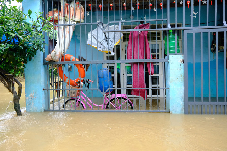 Khu vực K127, K161 đường Mẹ Suốt; 138 đường Hoàng Văn Thái, thuộc khối phố Đà Sơn, phường Hòa Khánh Nam, quận Liên Chiểu... mực nước tiếp tục dâng cao. Khu vực K127, K161 đường Mẹ Suốt; 138 đường Hoàng Văn Thái, thuộc khối phố Đà Sơn, phường Hòa Khánh Nam, quận Liên Chiểu... mực nước tiếp tục dâng cao.