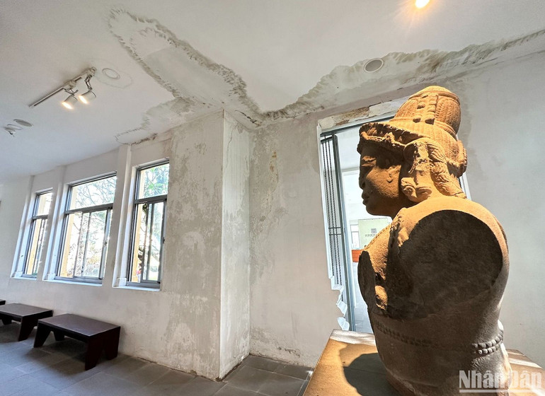 Dù đã rất cố gắng nhưng hiện nay, Bảo tàng Điêu khắc Chăm rất khó khăn và không thể có kinh phí để xử lý tình trạng này, cũng như triển khai chống thấm, dột cho toàn bộ tòa nhà… (Ảnh ANH ĐÀO)