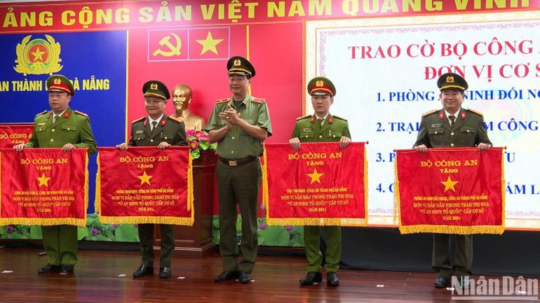 Thừa ủy quyền của Bộ trưởng Công an, Thiếu tướng Lê Hồng Hiệp, Phó Cục trưởng Cục công tác đảng và công tác chính trị trao Cờ thi đua xuất sắc cho các tập thể. (Ảnh: ANH ĐÀO)