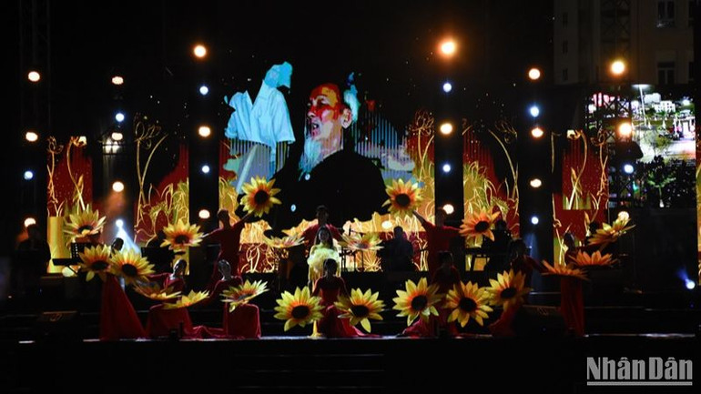 Đơn ca, múa: Bác Hồ một tình yêu bao la, sáng tác Thuận Yến do Nhật Mai, tốp múa thể hiện. (Ảnh: ANH ĐÀO)