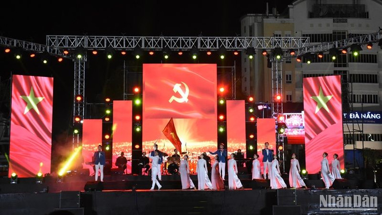 Tiết mục hát múa Lá cờ của Đảng - Màu cờ tôi yêu - Lá cờ, sáng tác Văn An, Thơ: Diệp Minh Tuyền, Nhạc: Phạm Tuyên, Tạ Quang Thắng do toàn đoàn biểu diễn. (Ảnh: ANH ĐÀO)