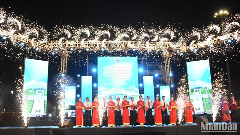 Lãnh đạo thành phố Đà Nẵng cắt băng khánh thành công trình nâng cấp, tôn tạo Đài Tưởng niệm thành phố và cải tạo, mở rộng Quảng trường 29/3. (Ảnh: ANH ĐÀO)