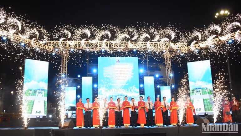 Lãnh đạo thành phố Đà Nẵng cắt băng khánh thành công trình nâng cấp, tôn tạo Đài Tưởng niệm thành phố và cải tạo, mở rộng Quảng trường 29/3. (Ảnh: ANH ĐÀO)