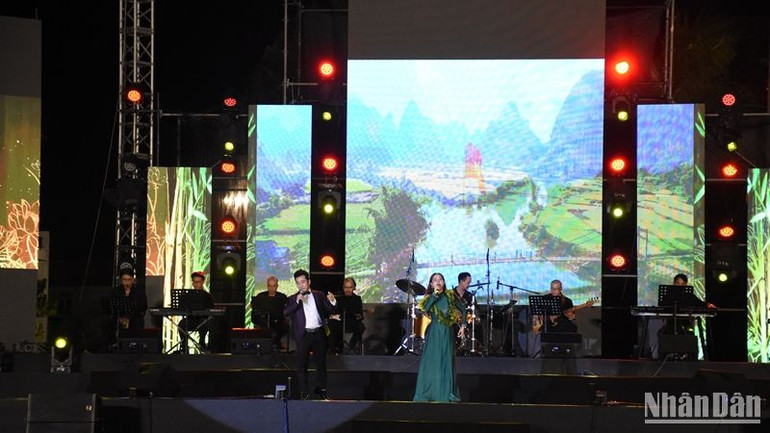 Song ca Đất nước tình yêu, sáng tác Lệ Giang do Nghệ sĩ Ưu tú Quang Hào và ca sĩ Nhật Mai biểu diễn. (Ảnh: ANH ĐÀO)