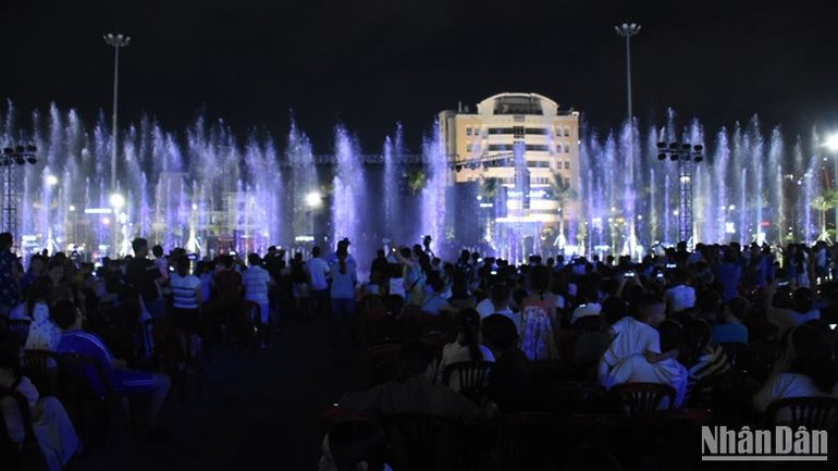 Đông đảo người dân, du khách cùng thưởng thức chương trình nghệ thuật "Tình Đất nước" và xem trình diễn nhạc nước tại Quảng trường 29/3. (Ảnh: ANH ĐÀO)