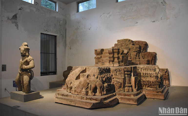 Toàn bộ khu vực tường trong không gian trưng bày này thấm dột, nổi rêu mốc. (Ảnh ANH ĐÀO)