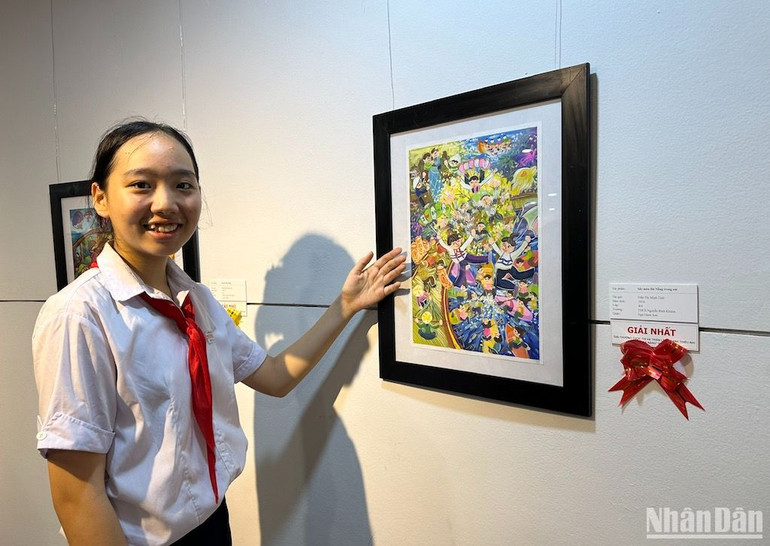 Em Trần Thị Minh Tình, học sinh Lớp 8/4, Trường THCS Nguyễn Bỉnh Khiêm, quận Ngũ Hành Sơn giành giải Nhất với tác phẩm Sắc màu Đà Nẵng trong em. (Ảnh ANH ĐÀO)