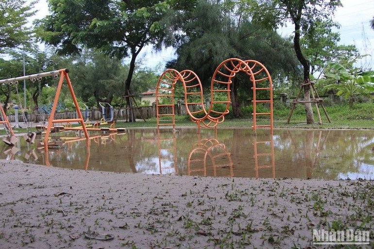 Công viên tại tổ 7, phường Hòa Thọ Tây ngập ngụa trong bùn đất sau mưa.