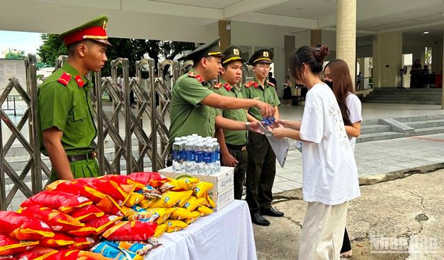 Các chiến sĩ Cụm thi đua số 3, Ban Thanh niên Công an TP Đà Nẵng hỗ trợ thí sinh tự tin bước vào kỳ thi. (Ảnh: ANH ĐÀO)