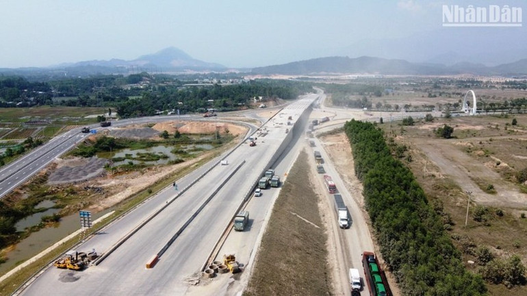Việc mở rộng cao tốc La Sơn-Hòa Liên lên 4 làn xe sẽ góp phần từng bước hoàn chỉnh hạ tầng giao thông theo quy hoạch, bảo đảm đồng bộ, khớp nối toàn tuyến. (Ảnh: ANH ĐÀO) Việc mở rộng cao tốc La Sơn-Hòa Liên lên 4 làn xe sẽ góp phần từng bước hoàn chỉnh hạ tầng giao thông theo quy hoạch, bảo đảm đồng bộ, khớp nối toàn tuyến. (Ảnh: ANH ĐÀO)