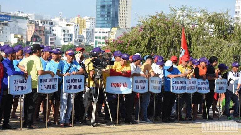 Năm nay có 6 đội thuyền nữ và 18 đội thuyền nam tham gia tranh tài. (Ảnh:ANH ĐÀO)