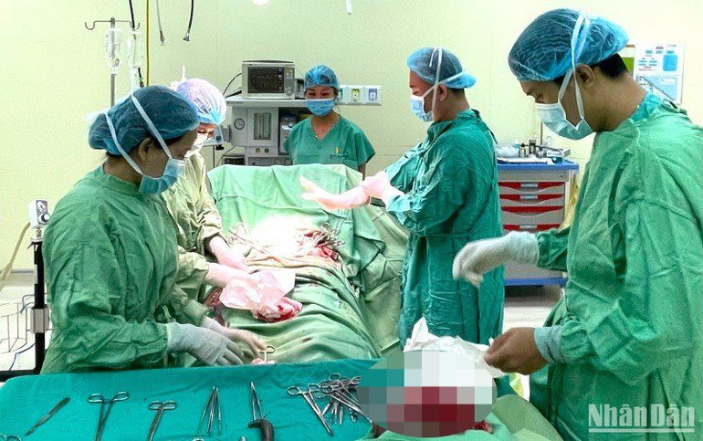 Các y bác sĩ Bệnh viện 199 phẫu thuật cắt bỏ khối u lớn cứu sống bệnh nhân. (Ảnh ANH ĐÀO)