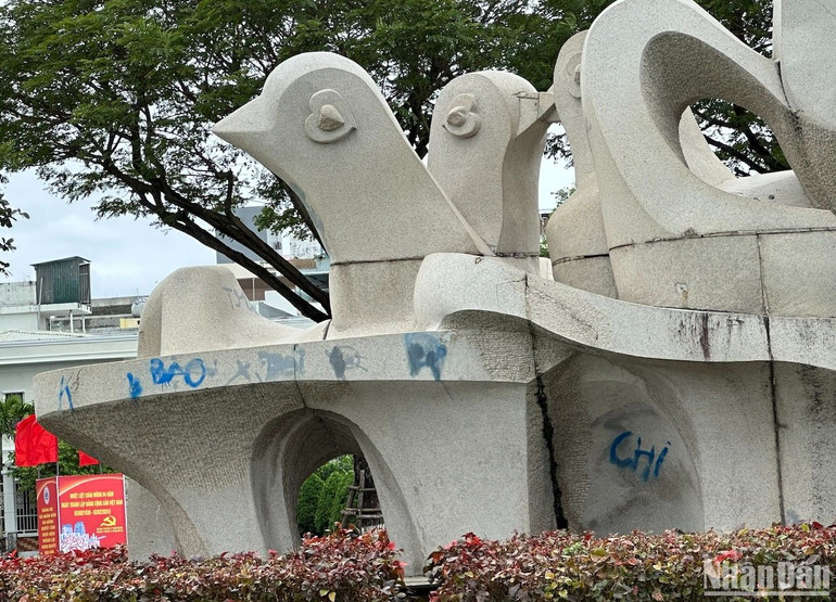 Hình ảnh vẽ bậy lên tác phẩm tượng Đất lành chim đậu gây mất mỹ quan.