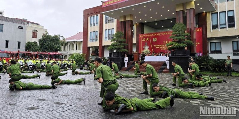 Các chiến sỹ công an thành phố Đà Nẵng đồng diễn, trình diễn các màn võ thuật mãn nhãn nhằm tạo khí thế thi đua sôi nổi, lập nhiều thành tích xuất sắc trong đợt ra quân cao điểm này. (Ảnh: ANH ĐÀO)
