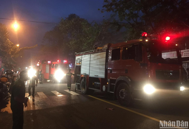 Nhiều phương tiện chữa cháy được huy động đến hiện trường. Ảnh ANH ĐÀO