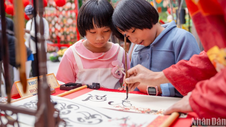 Những du khách nhí trải nghiệm văn hóa tại Ba Na Hills. (Ảnh: ANH ĐÀO)