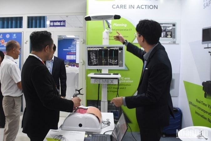 Nhiều trang, thiết bị y tế hiện đại sử dụng trong nội soi và các phẫu thuật ít xâm lấn trong chẩn đoán, điều trị các bệnh lý cột sống được giới thiệu tại hội nghị. (Ảnh: ANH ĐÀO)