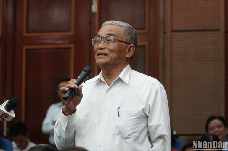 Cử tri Hồ Công Trung, khu dân cư khu dân cư Quang Thành 4A phường Hòa Khánh Bắc, quận Liên Chiểu, phát biểu ý kiến tại buổi tiếp xúc cử tri. (Ảnh: ANH ĐÀO) Cử tri Hồ Công Trung, khu dân cư khu dân cư Quang Thành 4A phường Hòa Khánh Bắc, quận Liên Chiểu, phát biểu ý kiến tại buổi tiếp xúc cử tri. (Ảnh: ANH ĐÀO)