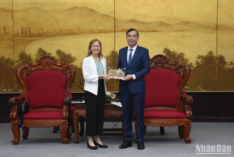 Chủ tịch Ủy ban nhân dân thành phố Đà Nẵng Lê Trung Chinh tặng quà lưu niệm cảm ơn Giám đốc Quốc gia USAID Việt Nam Aler Grubbs. (Ảnh: ANH ĐÀO)