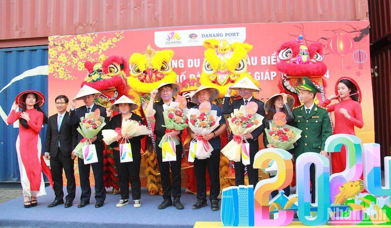 Ngành du lịch Đà Nẵng đón 3.400 khách du lịch tàu biển đến Đà Nẵng trong dịp Tết Nguyên đán Giáp Thìn 2024. (Ảnh ANH ĐÀO)