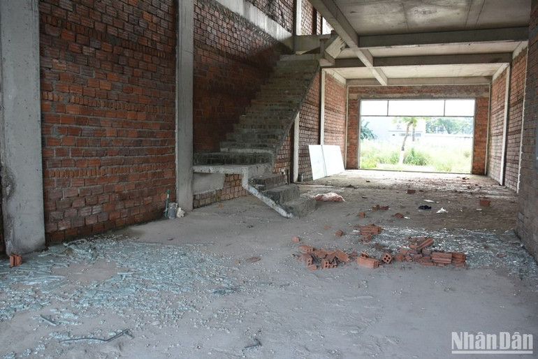 Việc bỏ hoang nhiều năm, không có bảo vệ canh gác khiến nơi đây trở thành nỗi lo của chính quyền địa phương về tình trạng tệ nạn xã hội, trộm cắp. (Ảnh: ANH ĐÀO)