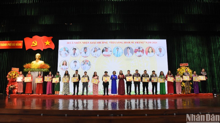 Thành phố Đà Nẵng vinh danh, trao tặng Giải thưởng “Tỏa sáng Blouse trắng” năm 2024 cho 20 y, bác sĩ, điều dưỡng, nhân viên y tế hiện đang công tác tại các cơ sở y tế công lập thành phố Đà Nẵng. (Ảnh: ANH ĐÀO)