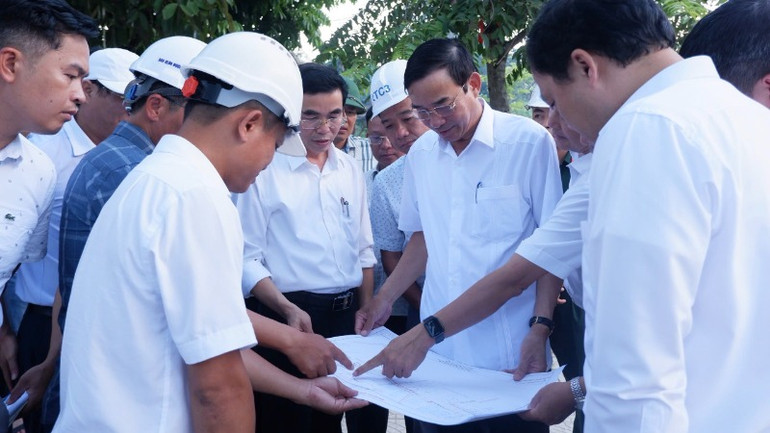 Chủ tịch Ủy ban nhân dân thành phố Đà Nẵng Lê Trung Chinh nghe các đơn vị báo cáo tiến độ giải phóng mặt bằng tại các dự án trọng điểm trên địa bàn huyện Hòa Vang. (Ảnh: KHÁNH NHI)