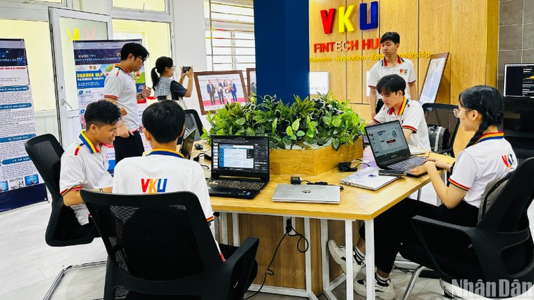 Đà Nẵng chú trọng đào tạo nguồn nhân lực phục vụ cho lĩnh vực công nghệ cao, công nghệ thông tin, vi mạch bán dẫn, trí tuệ nhân tạo. Trong ảnh là sinh viên Trường đại học Công nghệ thông tin và Truyền thông Việt Hàn - Đại học Đà Nẵng đang nghiên cứu học tập tại Trung tâm đào tạo, nghiên cứu và đổi mới sáng tạo (VKU Fintech Hub). (Ảnh: ANH ĐÀO)