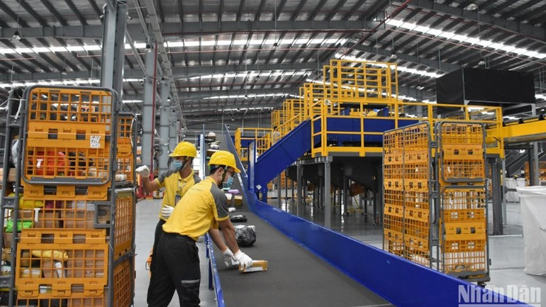Bưu điện Việt Nam vận hành Hệ thống chia chọn bưu kiện tự động tại Trung tâm khai thác vận chuyển và kho vận miền trung, Khu công nghiệp Hòa Khánh. (Ảnh: ANH ĐÀO) Bưu điện Việt Nam vận hành Hệ thống chia chọn bưu kiện tự động tại Trung tâm khai thác vận chuyển và kho vận miền trung, Khu công nghiệp Hòa Khánh. (Ảnh: ANH ĐÀO)