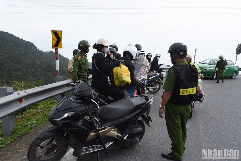Lực lượng chức năng thành phố Đà Nẵng tuần tra, kiểm tra, nhắc nhở người dân, du khách, đặc biệt các thanh thiếu niên không tụ tập tại khu vực khúc cua nguy hiểm trên đèo Hải Vân. (Ảnh: ANH ĐÀO) Lực lượng chức năng thành phố Đà Nẵng tuần tra, kiểm tra, nhắc nhở người dân, du khách, đặc biệt các thanh thiếu niên không tụ tập tại khu vực khúc cua nguy hiểm trên đèo Hải Vân. (Ảnh: ANH ĐÀO)