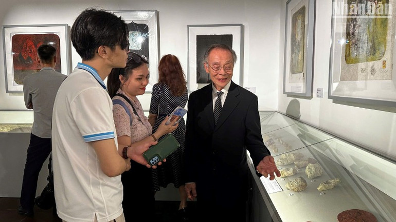 Ông Lê Tất Luyện trao đổi với các phóng viên về bộ sưu tập các dụng cụ chế tác của họa sĩ Lê Bá Đảng. (Ảnh: ANH ĐÀO)