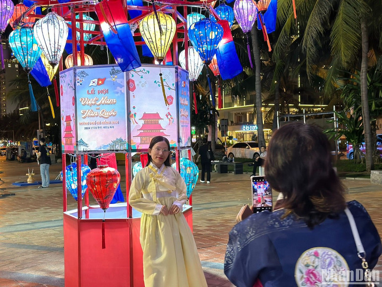 Người dân lưu lại khoảnh khắc khi mặc đồ Hanbok tại Lễ hội Việt Nam-Hàn Quốc thành phố Đà Nẵng năm 2024. (Ảnh: ANH ĐÀO) Người dân lưu lại khoảnh khắc khi mặc đồ Hanbok tại Lễ hội Việt Nam-Hàn Quốc thành phố Đà Nẵng năm 2024. (Ảnh: ANH ĐÀO)