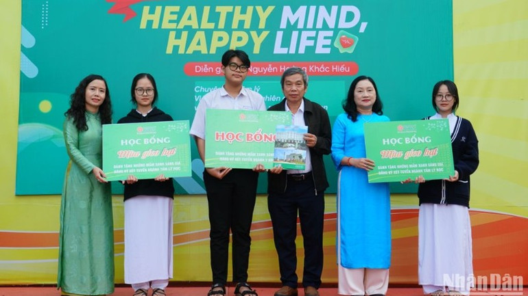 Quỹ học bổng Mùa gieo hạt tiếp tục đồng hành, sẻ chia với học sinh Đà Nẵng. (Ảnh: ANH ĐÀO)