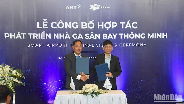 Nhà ga quốc tế Đà Nẵng định hướng phát triển theo mô hình vận hành sân bay thông minh. Quang cảnh lễ ký kết chiều ngày 22/4. (Ảnh: ANH ĐÀO) Nhà ga quốc tế Đà Nẵng định hướng phát triển theo mô hình vận hành sân bay thông minh. Quang cảnh lễ ký kết chiều ngày 22/4. (Ảnh: ANH ĐÀO)