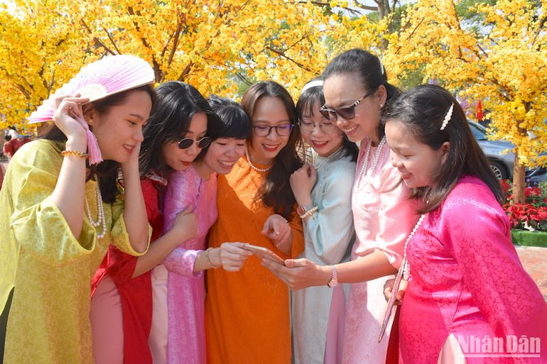 Du khách tham quan và chụp ảnh lưu niệm tại đường hoa Tết Đà Nẵng xuân Giáp Thìn 2024. (Ảnh ANH ĐÀO)