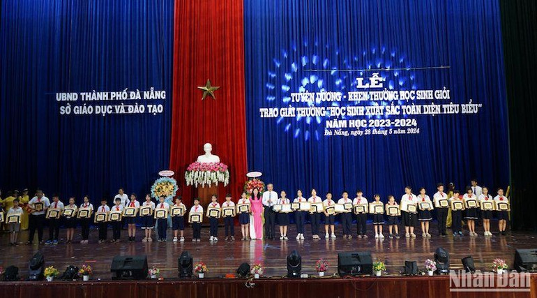 Sở Giáo dục-Đào tạo thành phố Đà Nẵng vinh danh và trao giải thưởng “Học sinh giỏi xuất sắc toàn diện tiêu biểu” năm học 2023-2024 cho 192 học sinh tiêu biểu. (Ảnh: ANH ĐÀO)