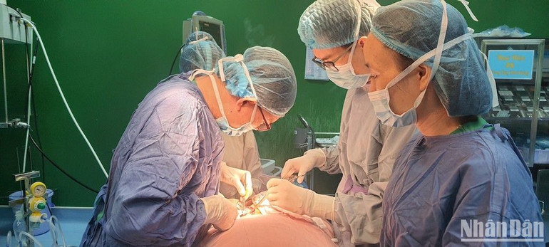 Các bác sĩ Khoa Ngoại lồng ngực, Bệnh viện Đà Nẵng thực hiện phẫu thuật cắt bỏ khối u lớn cho bệnh nhân 87 tuổi vào tháng 2/2024. (Ảnh: ANH ĐÀO)