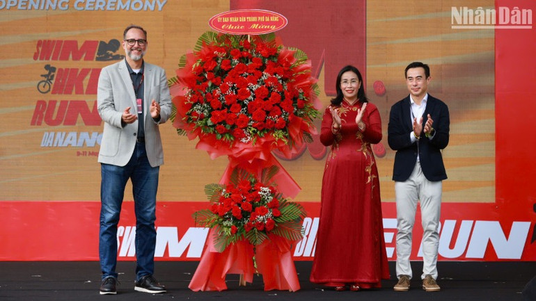 Bà Nguyễn Thị Anh Thi, Phó Chủ tịch Ủy ban nhân dân thành phố Đà Nẵng tặng hoa chúc mừng Ironman 70.3 hành trình cột mốc một thập kỷ. (Ảnh: ANH ĐÀO)