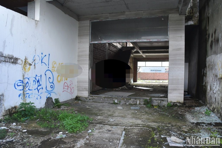 Nhiều căn hộ bị viết, vẽ bậy. (Ảnh: ANH ĐÀO)