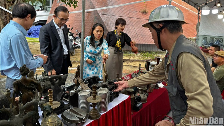 Không gian trưng bày "Phiên chợ đồ xưa". (Ảnh: ANH ĐÀO)