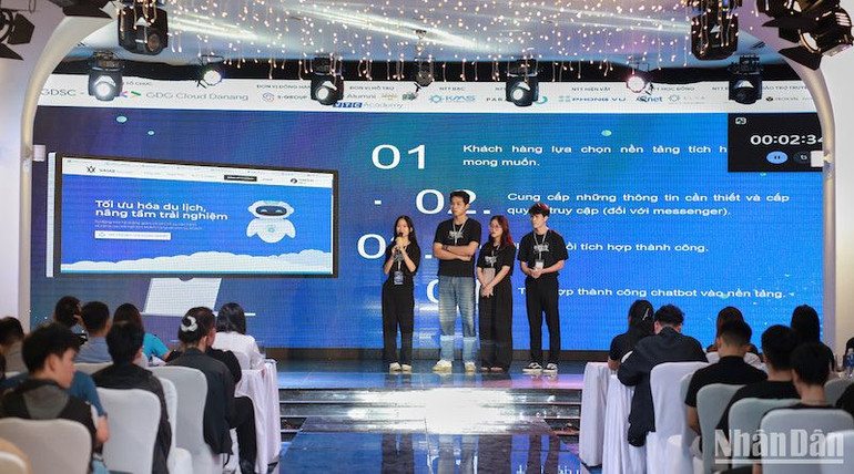 Top 5 đội xuất sắc trình bày dự án tại chương trình chung kết. (Ảnh: ANH ĐÀO)